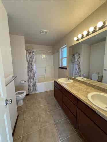 Private room w/ ensuite bath 
