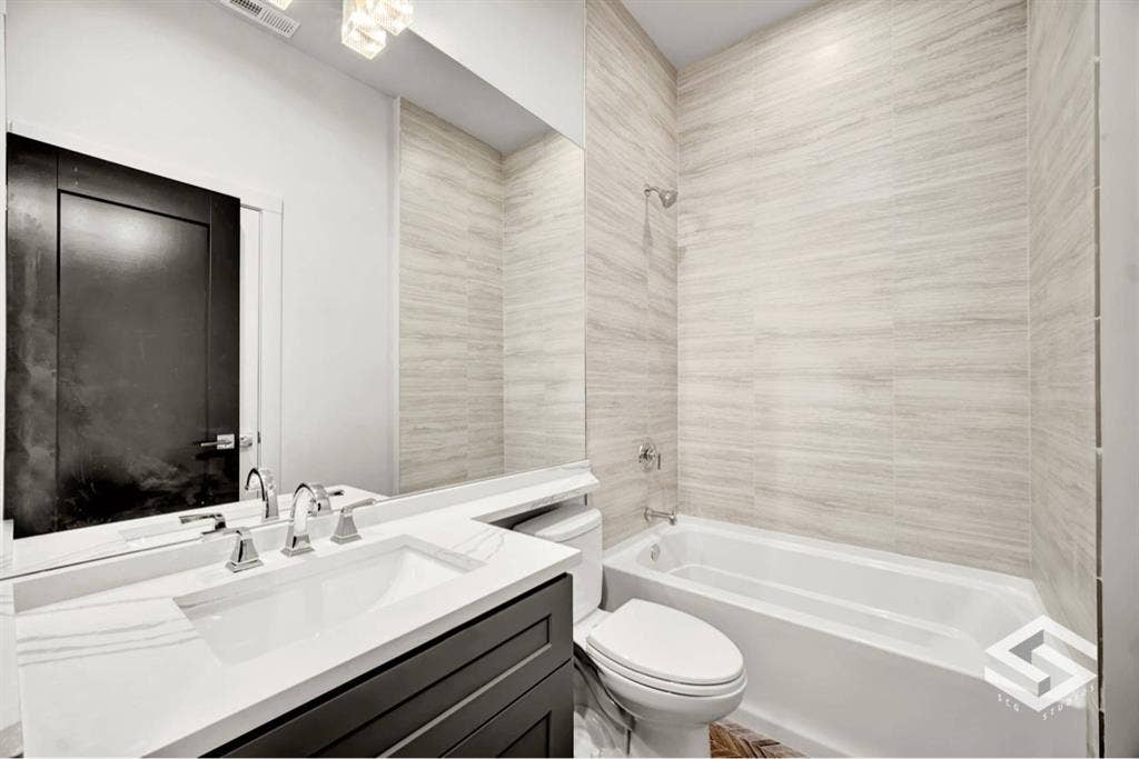 North Kenwood Duplex-Up Penthouse!