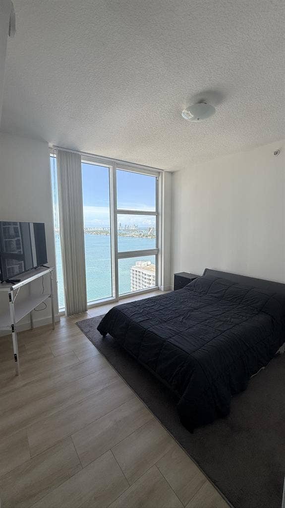 Fully furnished room in Edgewater
