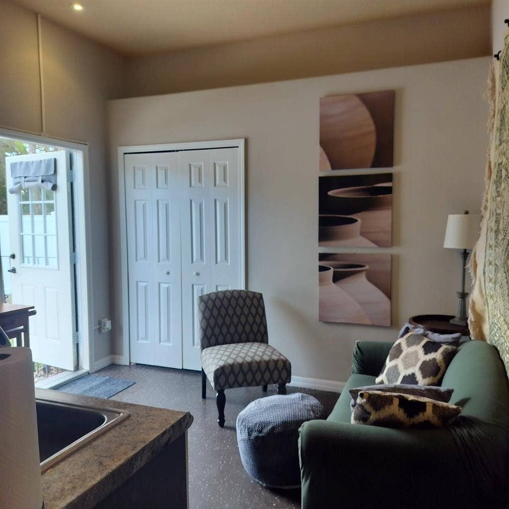Cozy, furnished and utilities
