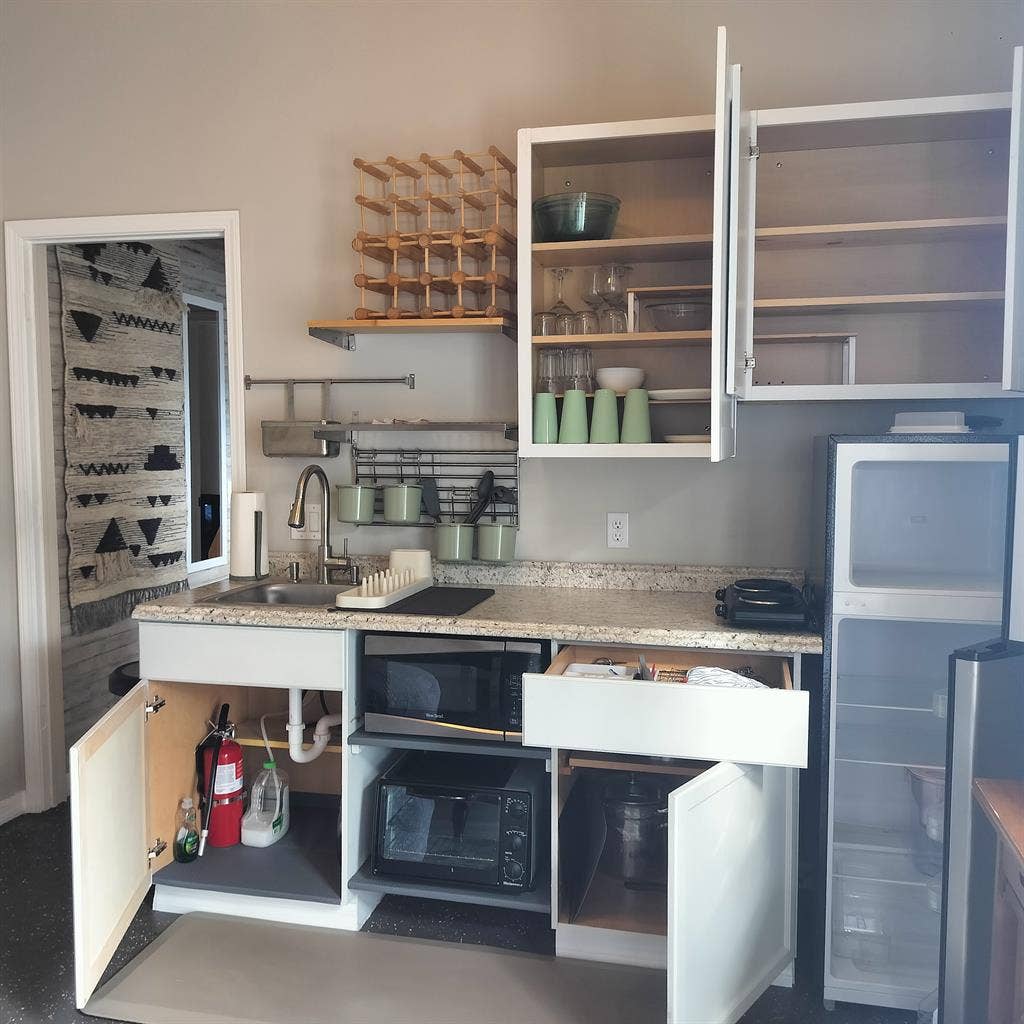 Cozy, furnished and utilities