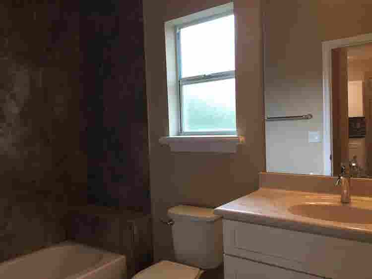 LOOKING FOR A ROOMATE!