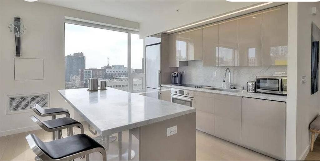 Room available in DTLA apartment!