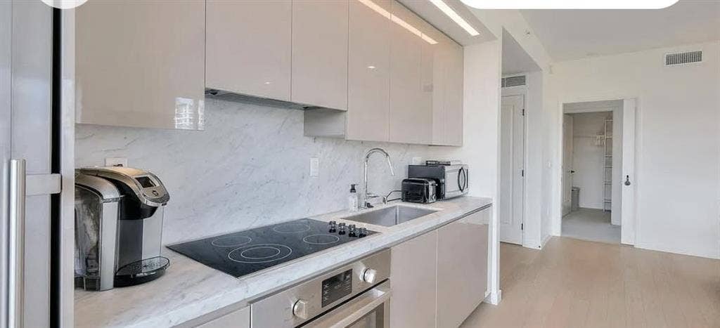 Room available in DTLA apartment!
