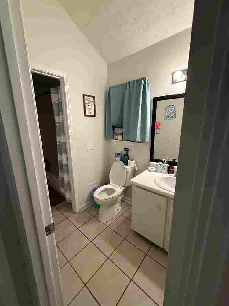 ISO Female roommate