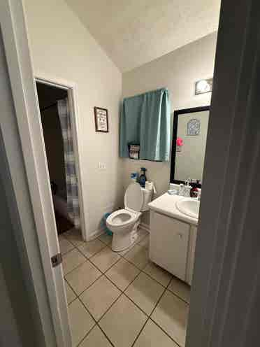 ISO Female roommate