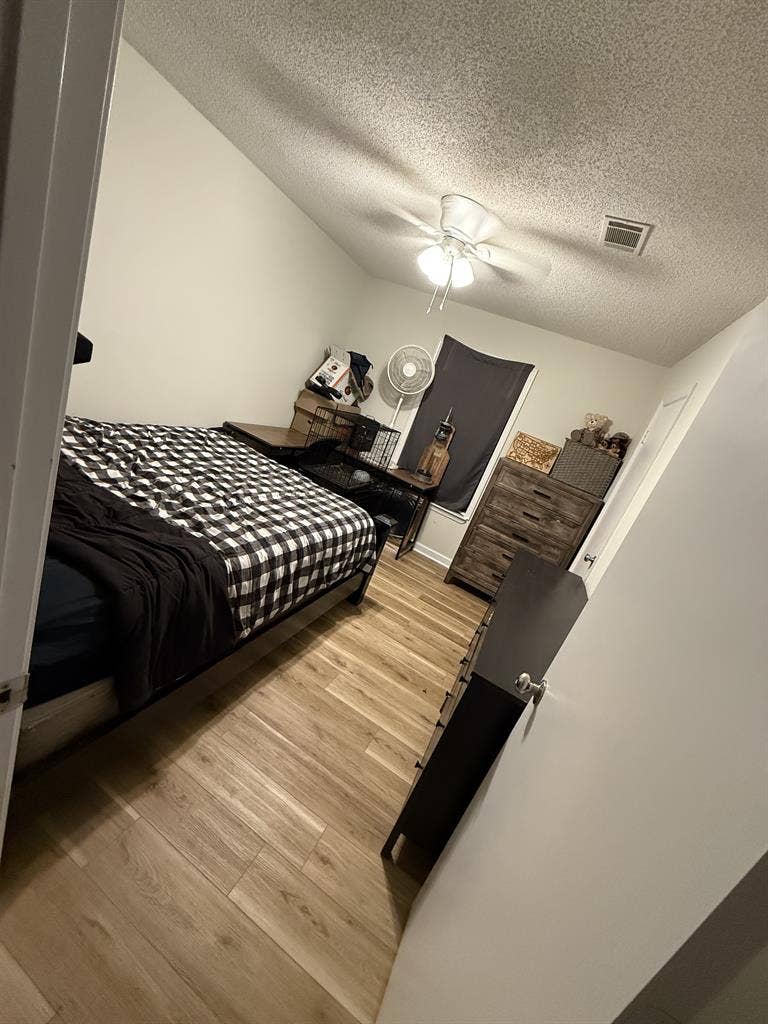 ISO Female roommate