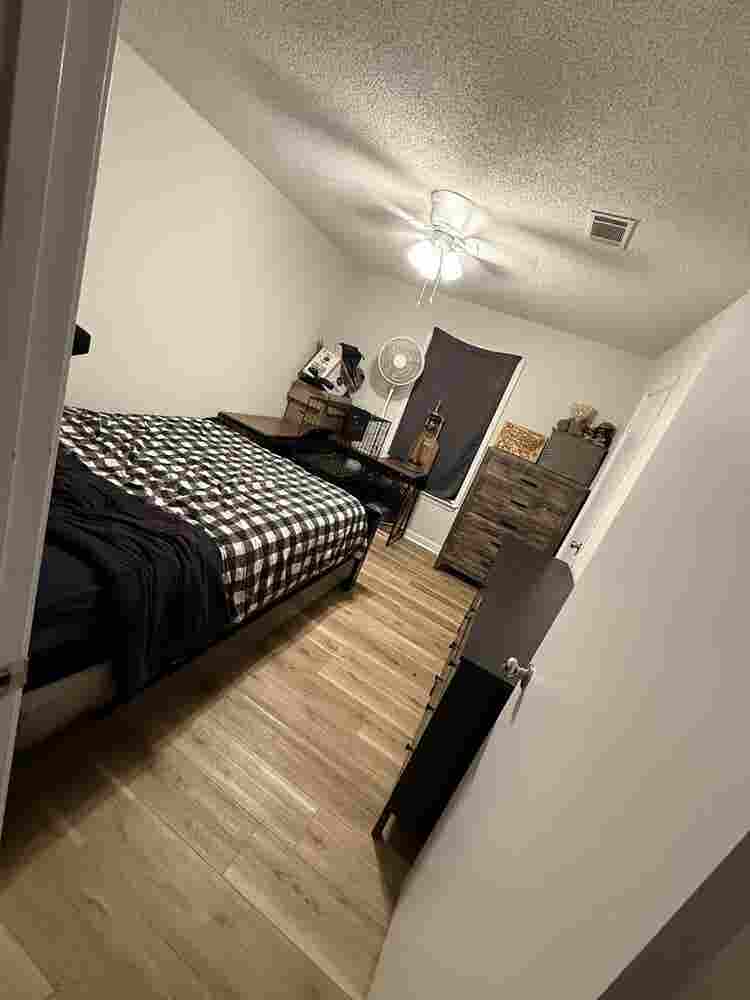 ISO Female roommate