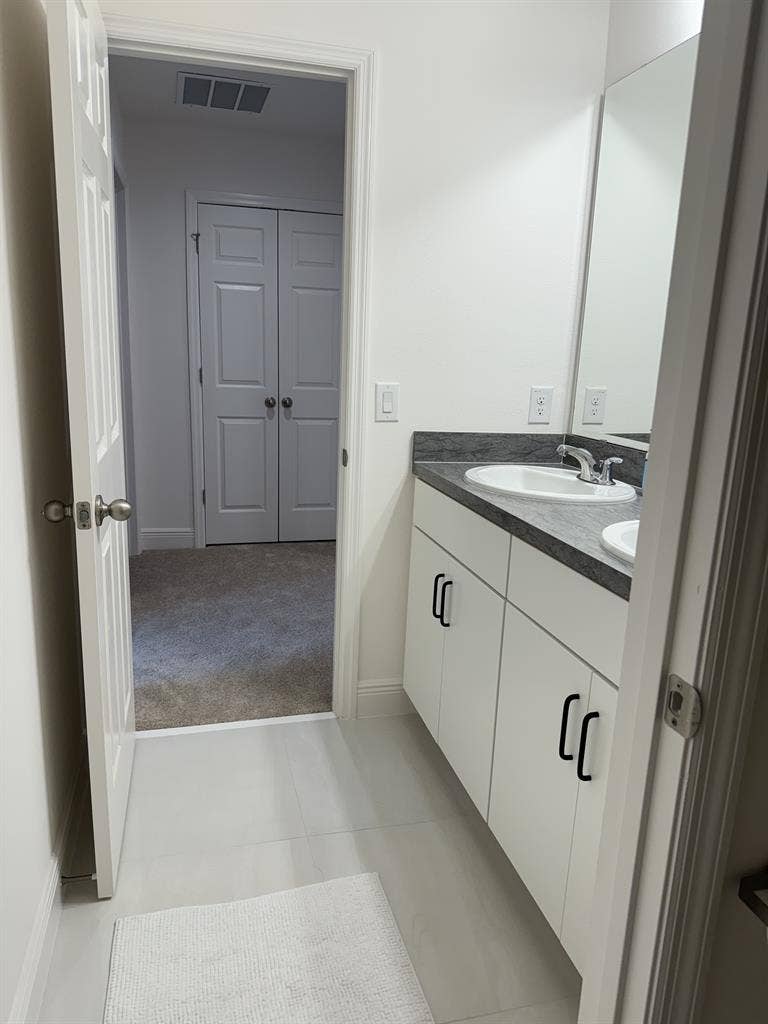 Looking for a female roommate