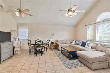 Looking for a sweet female roomie