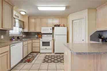Looking for a sweet female roomie