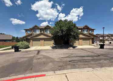 Shared townhouse in safe area