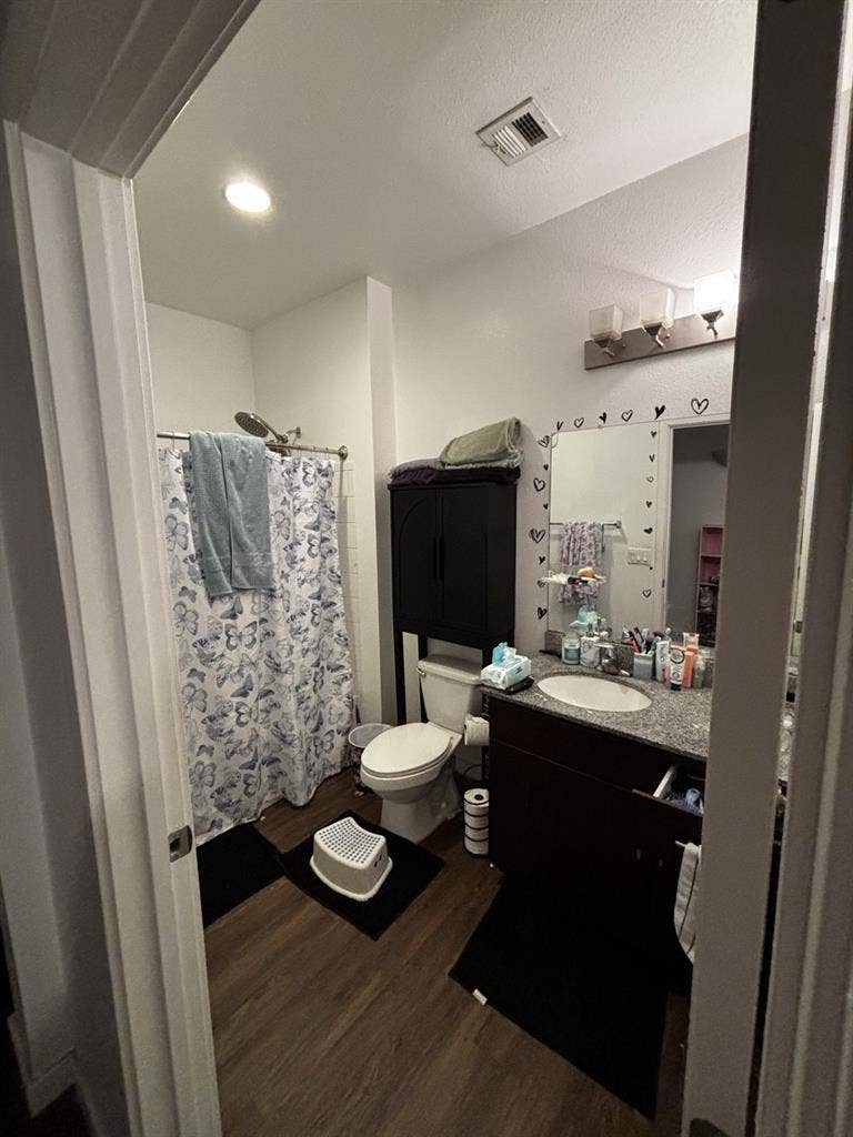 Private bath Lease Takeover
