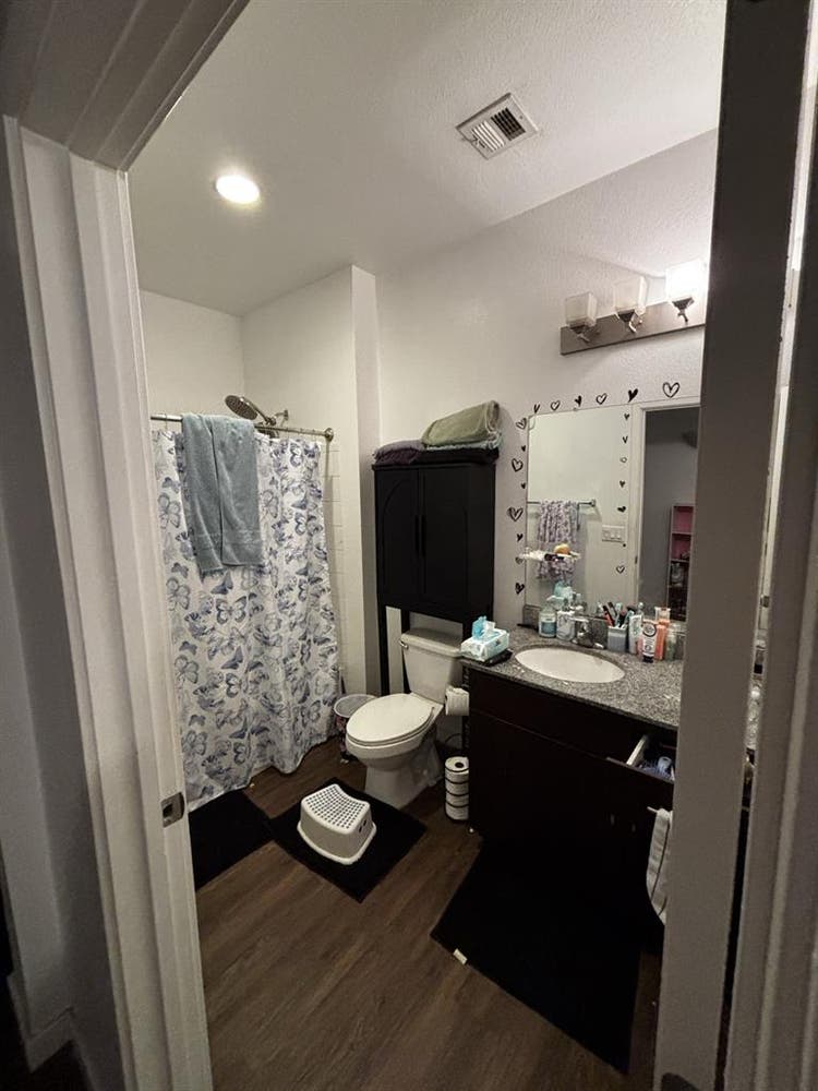 Private  bath Lease Takeover