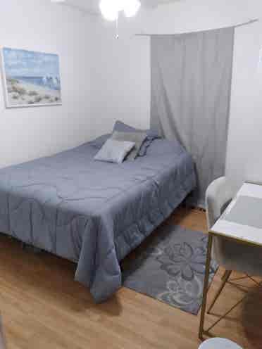 I’m looking for a female roommate