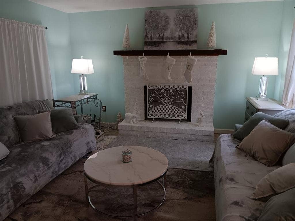 I’m looking for a female roommate