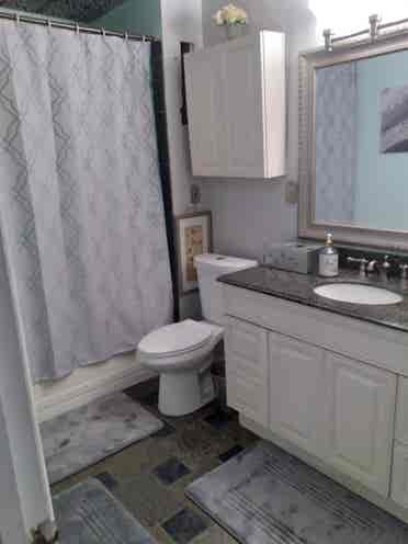 I’m looking for a female roommate