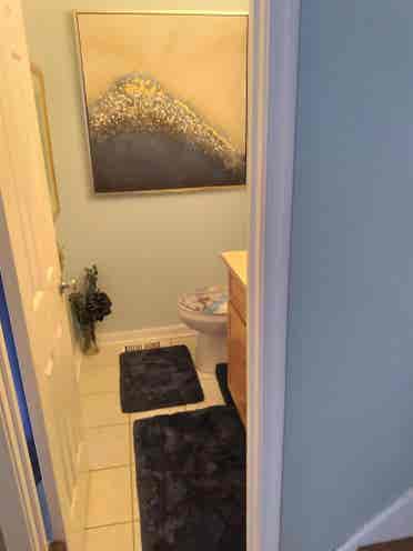 I’m looking for a female roommate