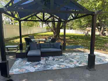 I’m looking for a female roommate