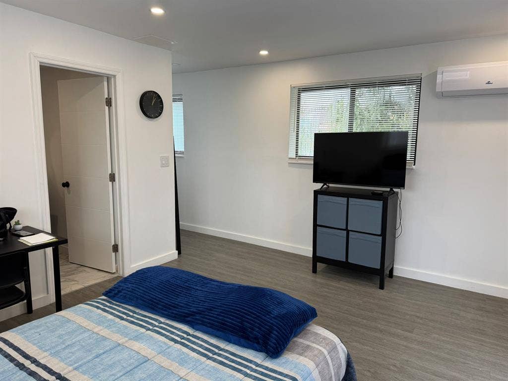 Furnished Independent unit - Miami!