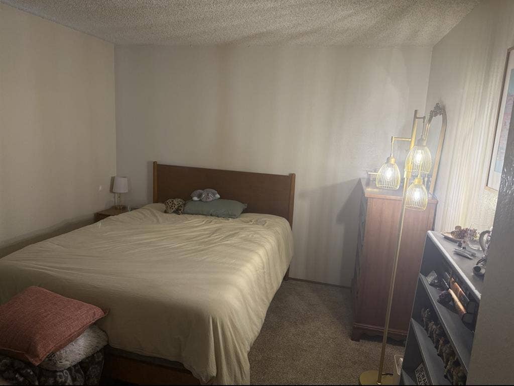 BEDROOM FOR RENT IN MIDTOWN!!!