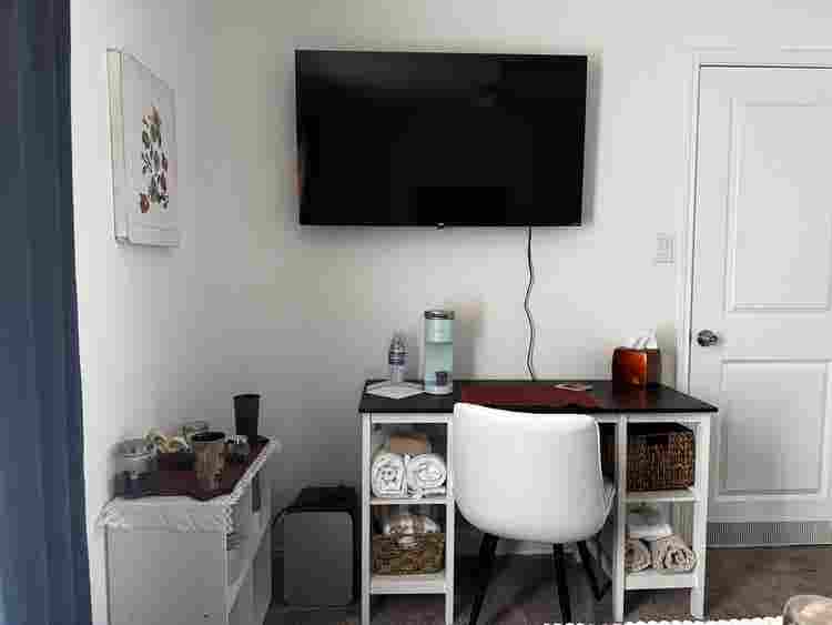 Retro Furnished Room + Utilities