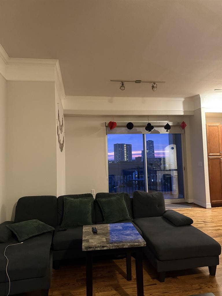 Looking for a Roomate