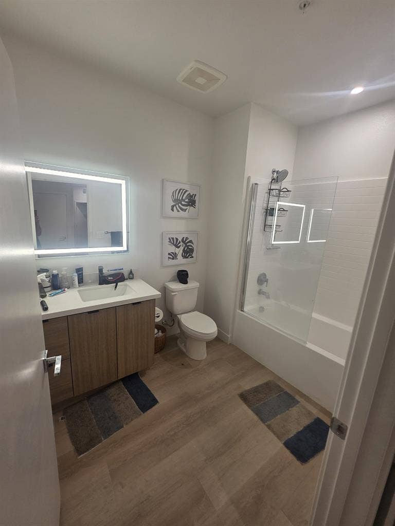 1 room available in 3 bedroom space