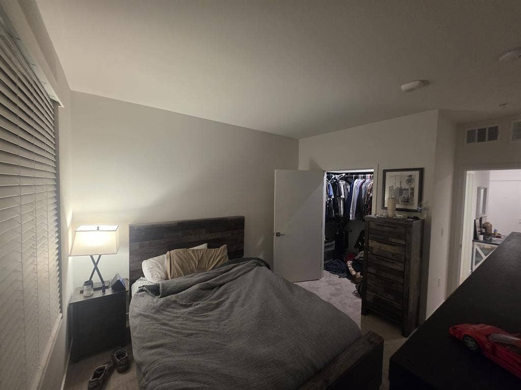 1 room available in 3 bedroom space