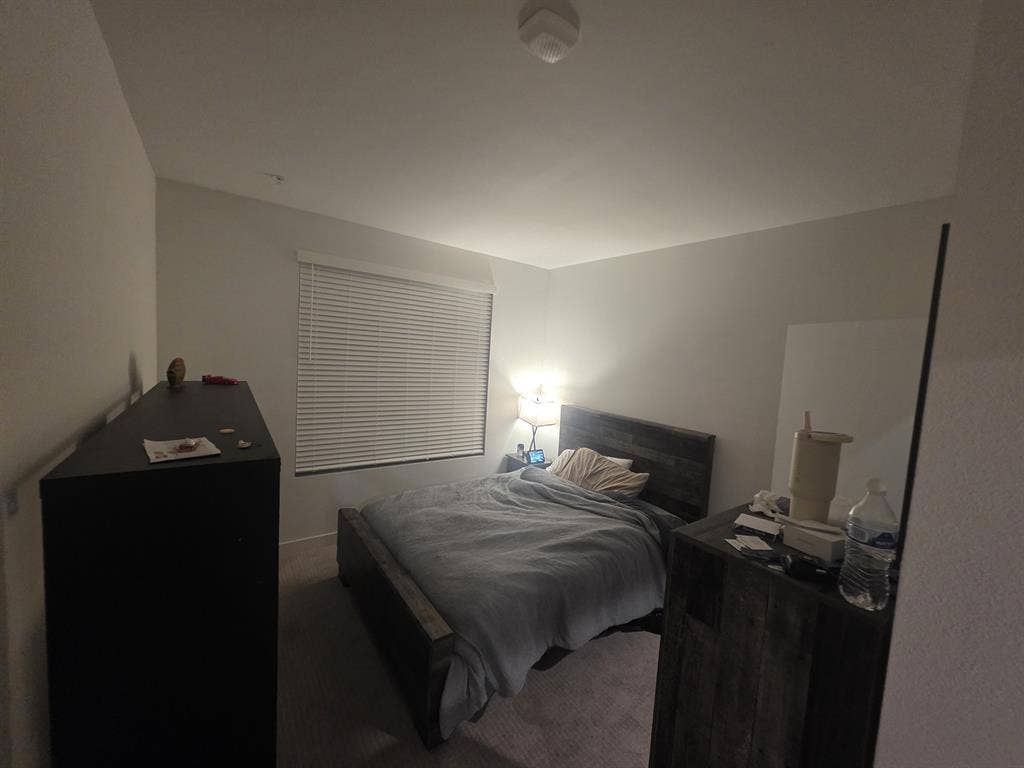 1 room available in 3 bedroom space