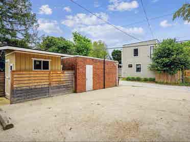looking for 2 roommates