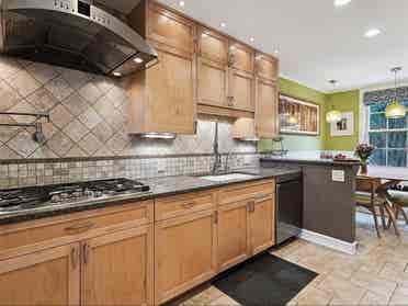 looking for 2 roommates