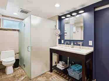 looking for 2 roommates