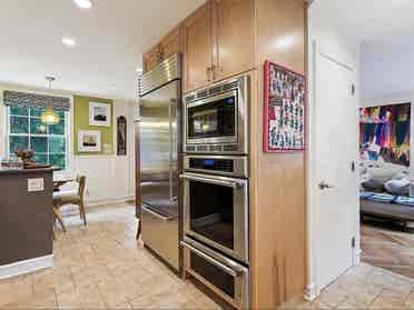 looking for 2 roommates
