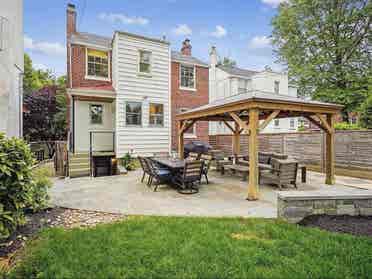 looking for 2 roommates