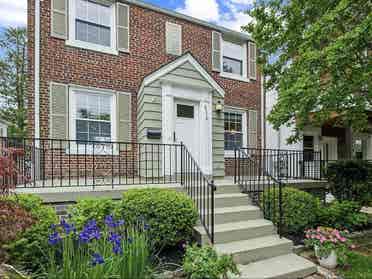looking for 2 roommates
