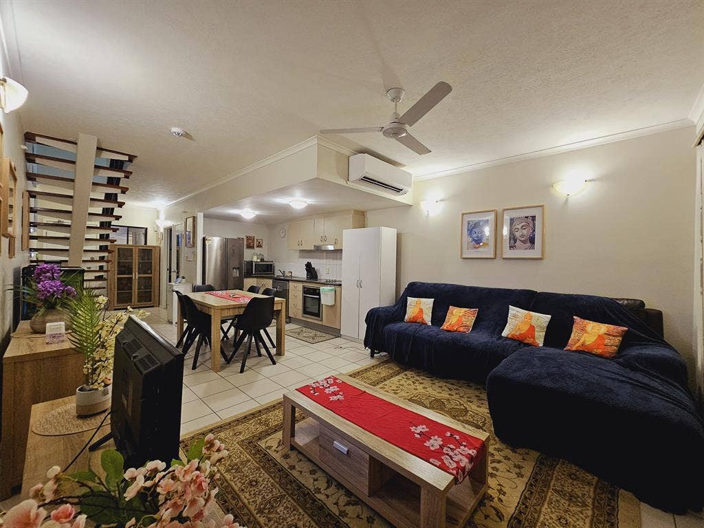 Airy and Sunny Room w Pool Acces