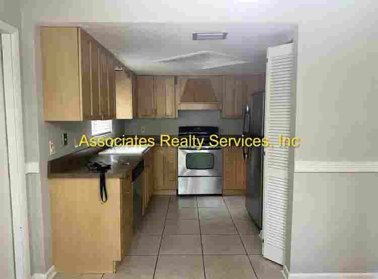 Need Roommate for  Move In