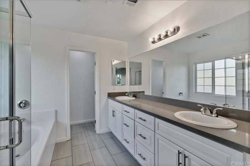 Master Suite Private Bathroom + Bal
