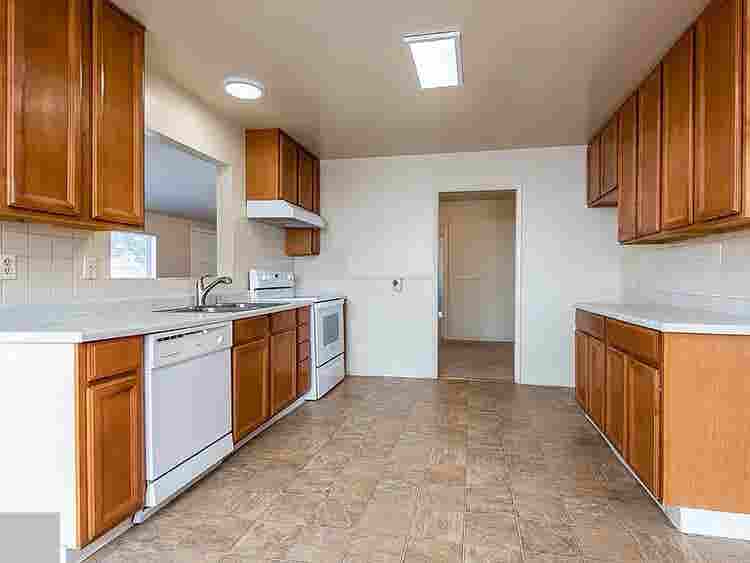 Large room for rent in Evergreen