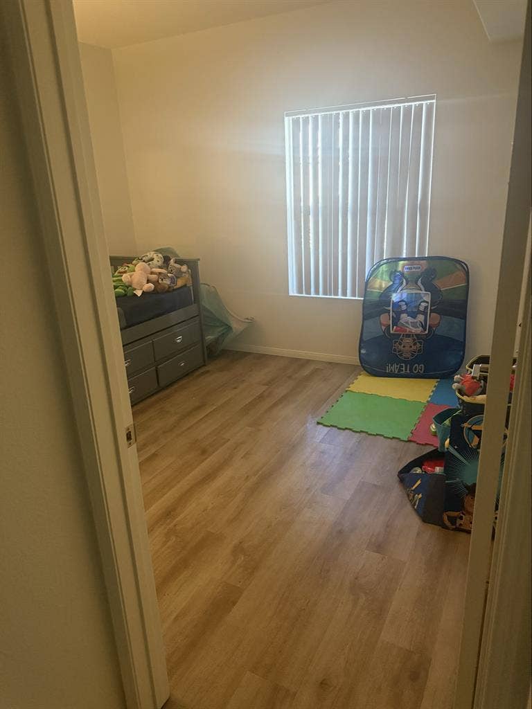 Room for rent apt off Palm