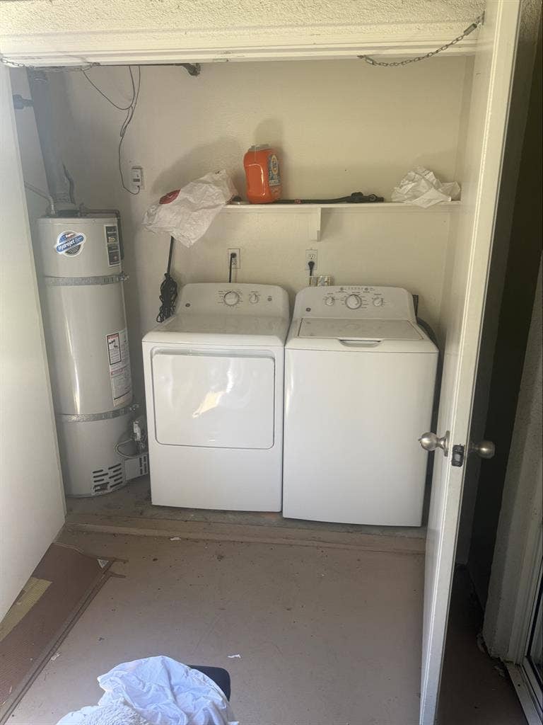 Room for rent apt off Palm