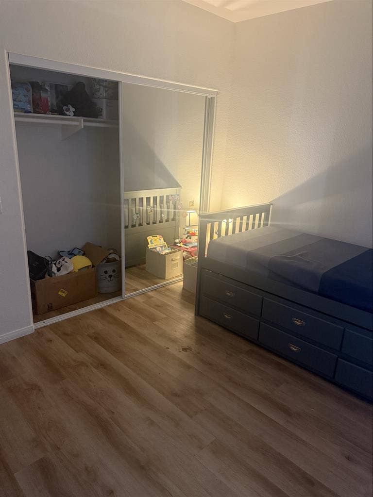 Room for rent apt off Palm