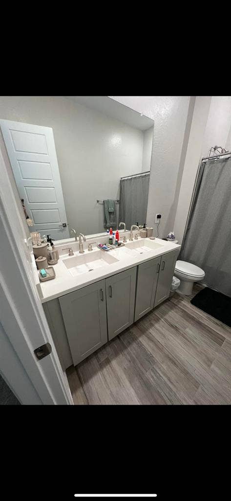 Looking for roomie