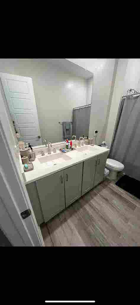 Looking for roomie