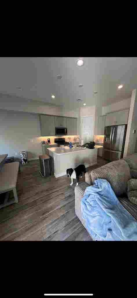 Looking for roomie
