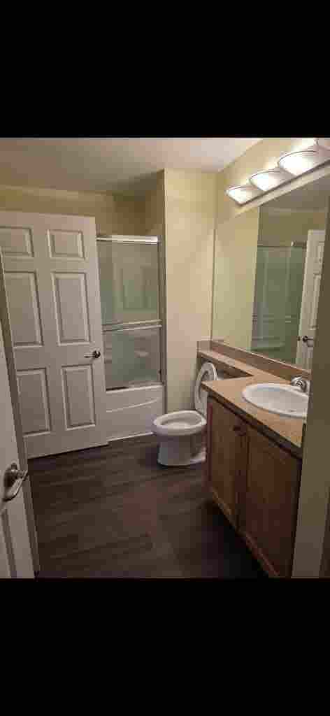 1 bedroom with private bathroom