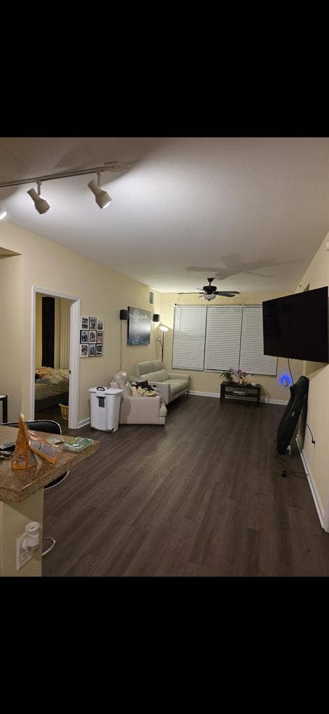 1 bedroom with private bathroom