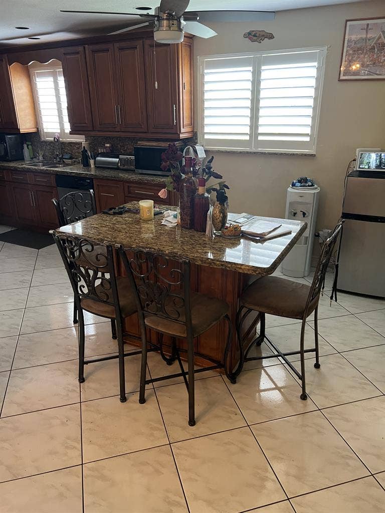 SUBLETT  ROOM RENTAL