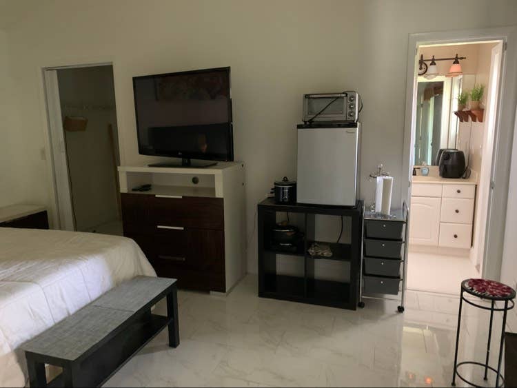 Master bedroom suite own 
entrance